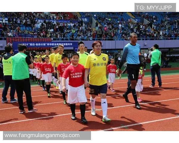 香港足球明星赛汕头激情开赛球迷热情高涨共庆足球盛宴